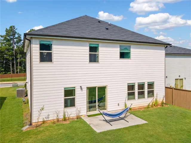 a view of a yard in front of a house with a big yard