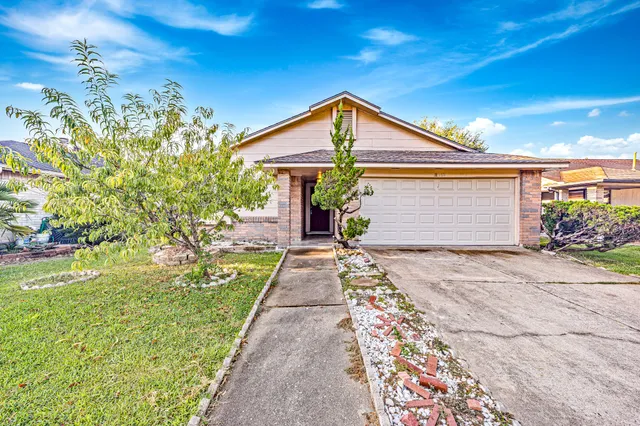 $1,800 | 11059 Landsbury Circle, Houston, TX 77099