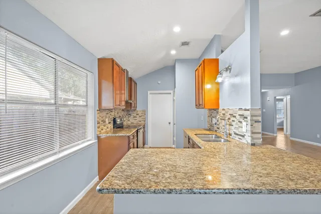 $1,800 | 11059 Landsbury Circle, Houston, TX 77099