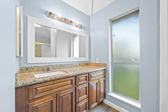 $1,800 | 11059 Landsbury Circle, Houston, TX 77099