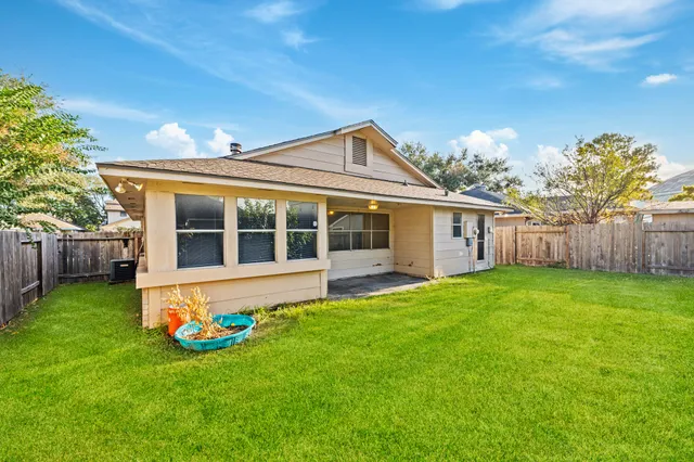 $1,800 | 11059 Landsbury Circle, Houston, TX 77099