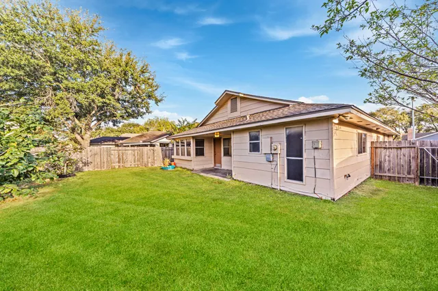 $1,800 | 11059 Landsbury Circle, Houston, TX 77099