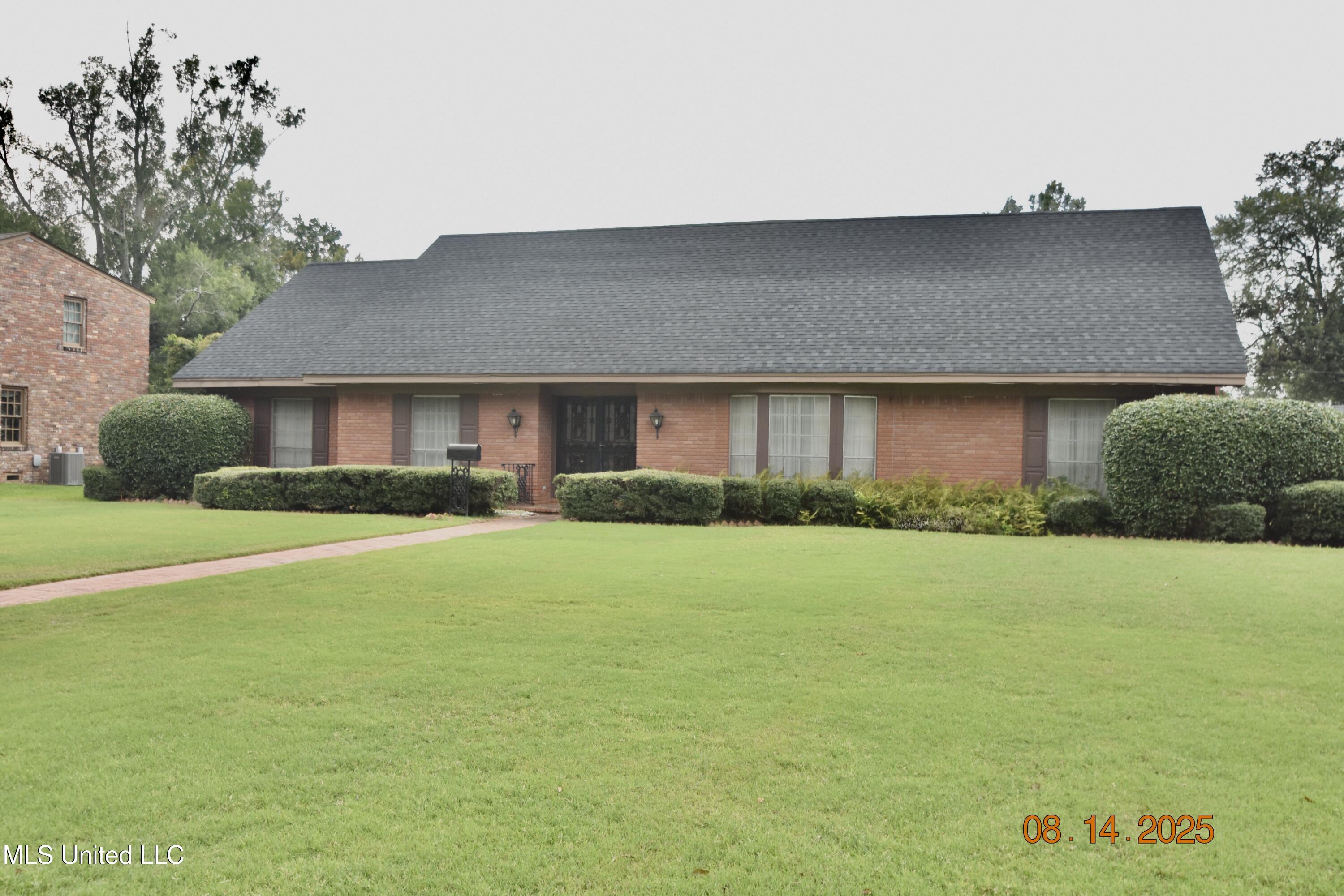 503 East Park Avenue Greenwood, MS 38930 - Photo 2 of 28 DSC_1332