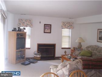 13 Blue Grass Road Clementon, NJ 08021 - Photo 6 of 11 Family Room