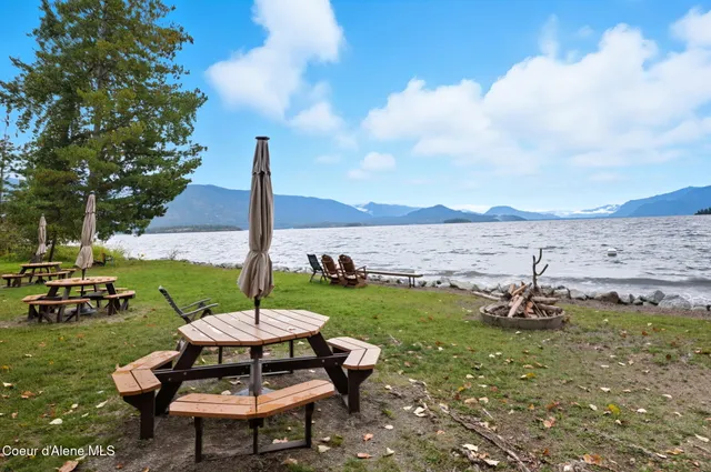 $499,999 | 113 Martin Bay Loop, Sagle, ID 83860