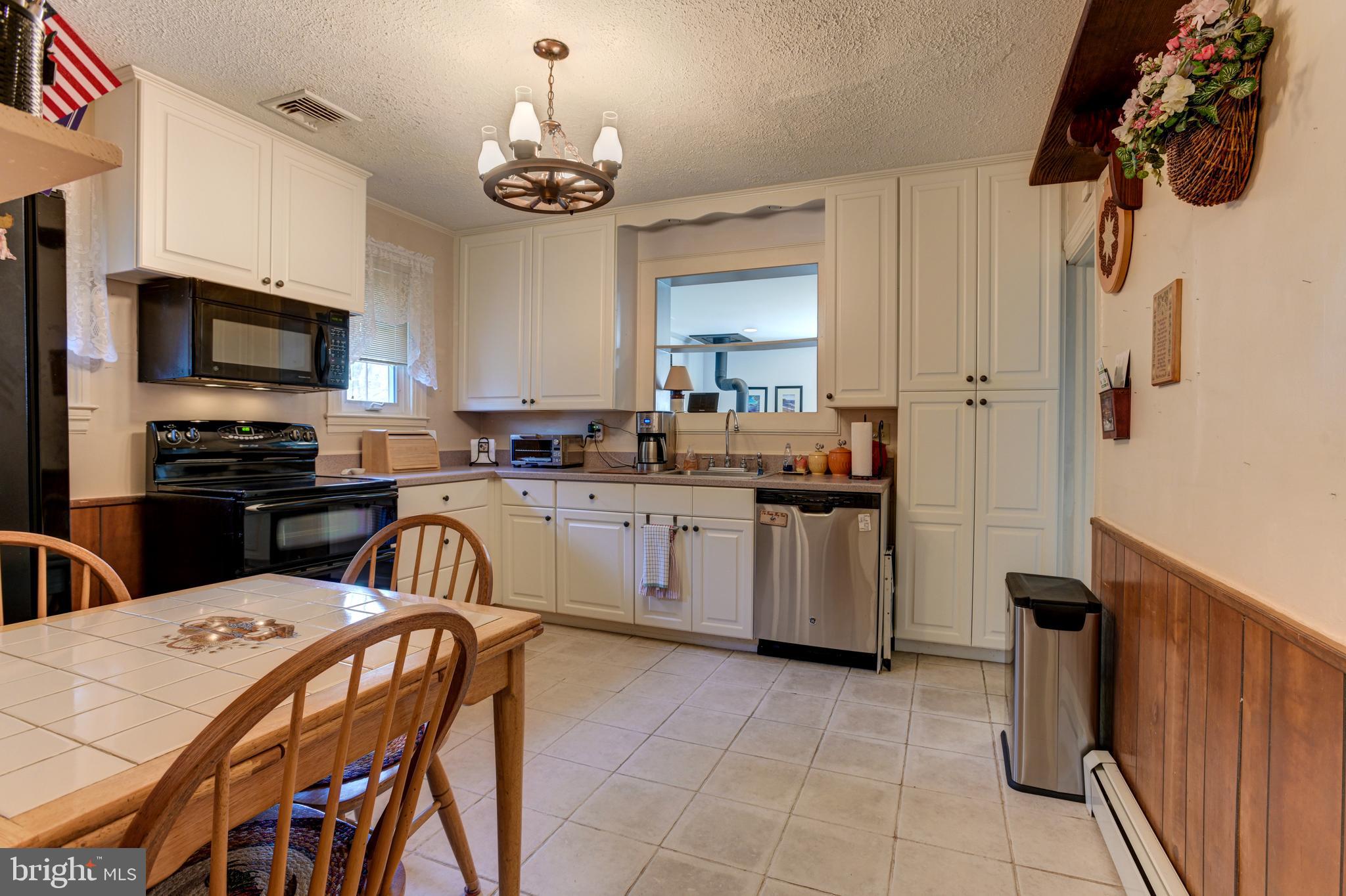 611 Kingston Road Baltimore, MD 21212 - Photo 11 of 44 Large kitchen with table space
