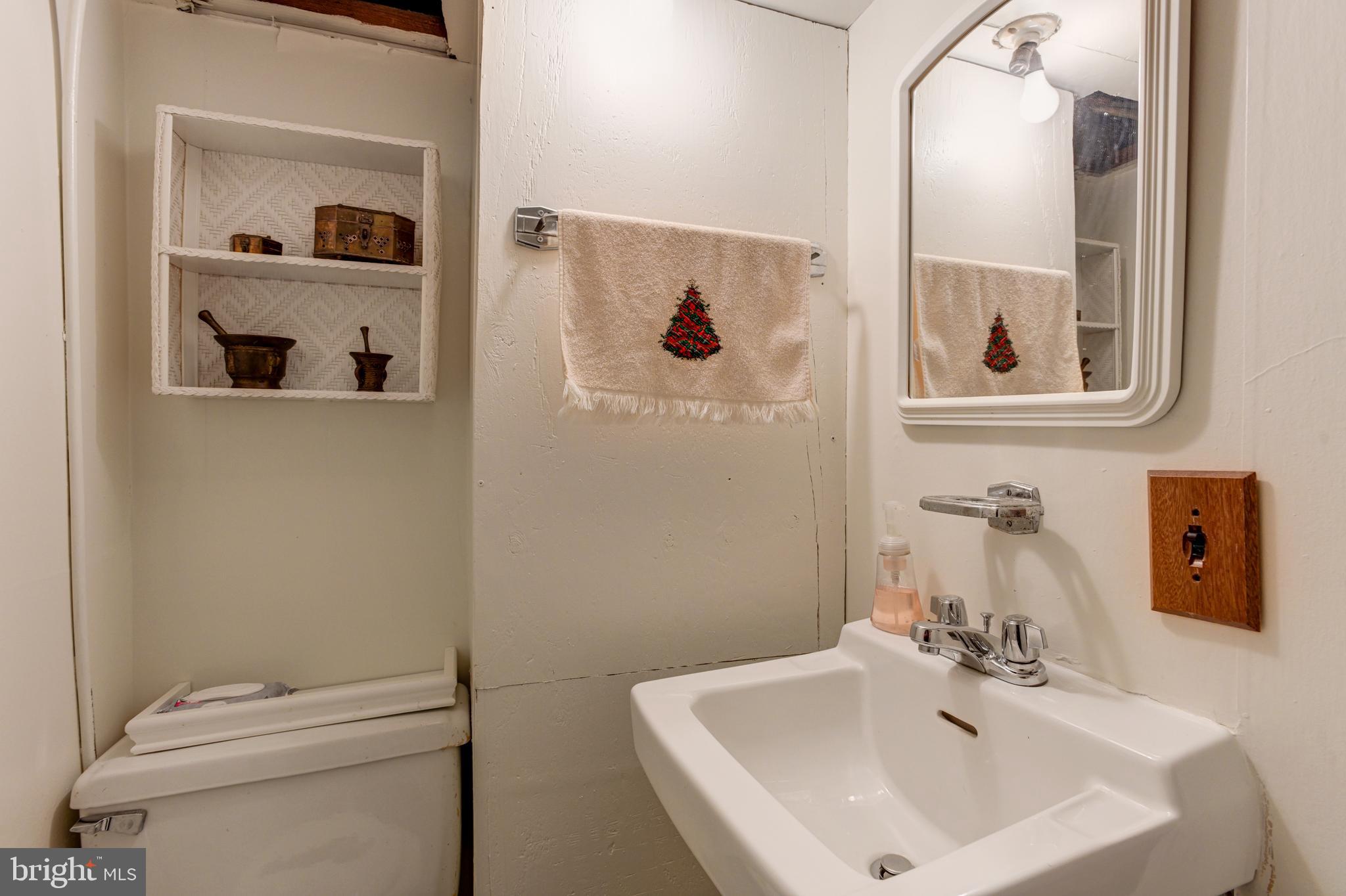 611 Kingston Road Baltimore, MD 21212 - Photo 36 of 44 Half bath in lower level.