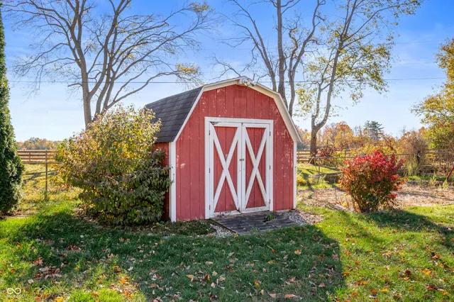 $324,900 | 104 West Hillsboro Drive, Pendleton, IN 46064