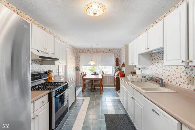 $324,900 | 104 West Hillsboro Drive, Pendleton, IN 46064