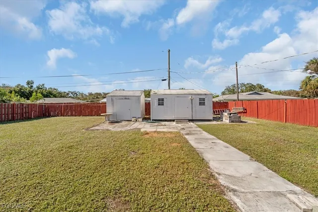 a view of a backyard