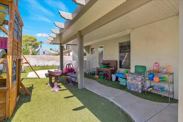 a view of a house with backyard