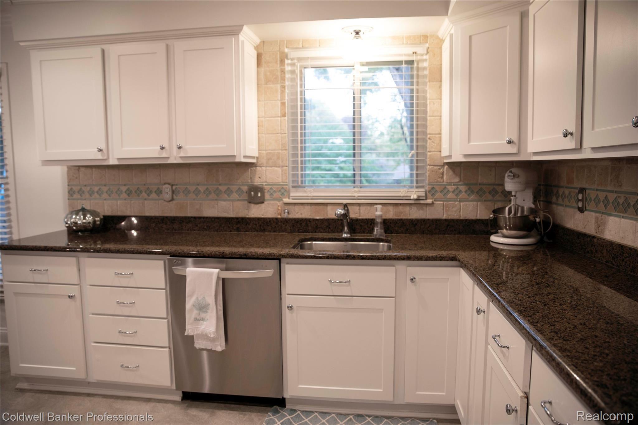 930 Great Oaks Boulevard Rochester, MI 48307 - Photo 9 of 29 Fully updated kitchen.