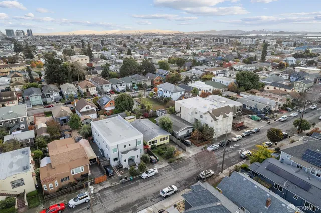 $2,650 | 689 43rd Street, Oakland, CA 94609