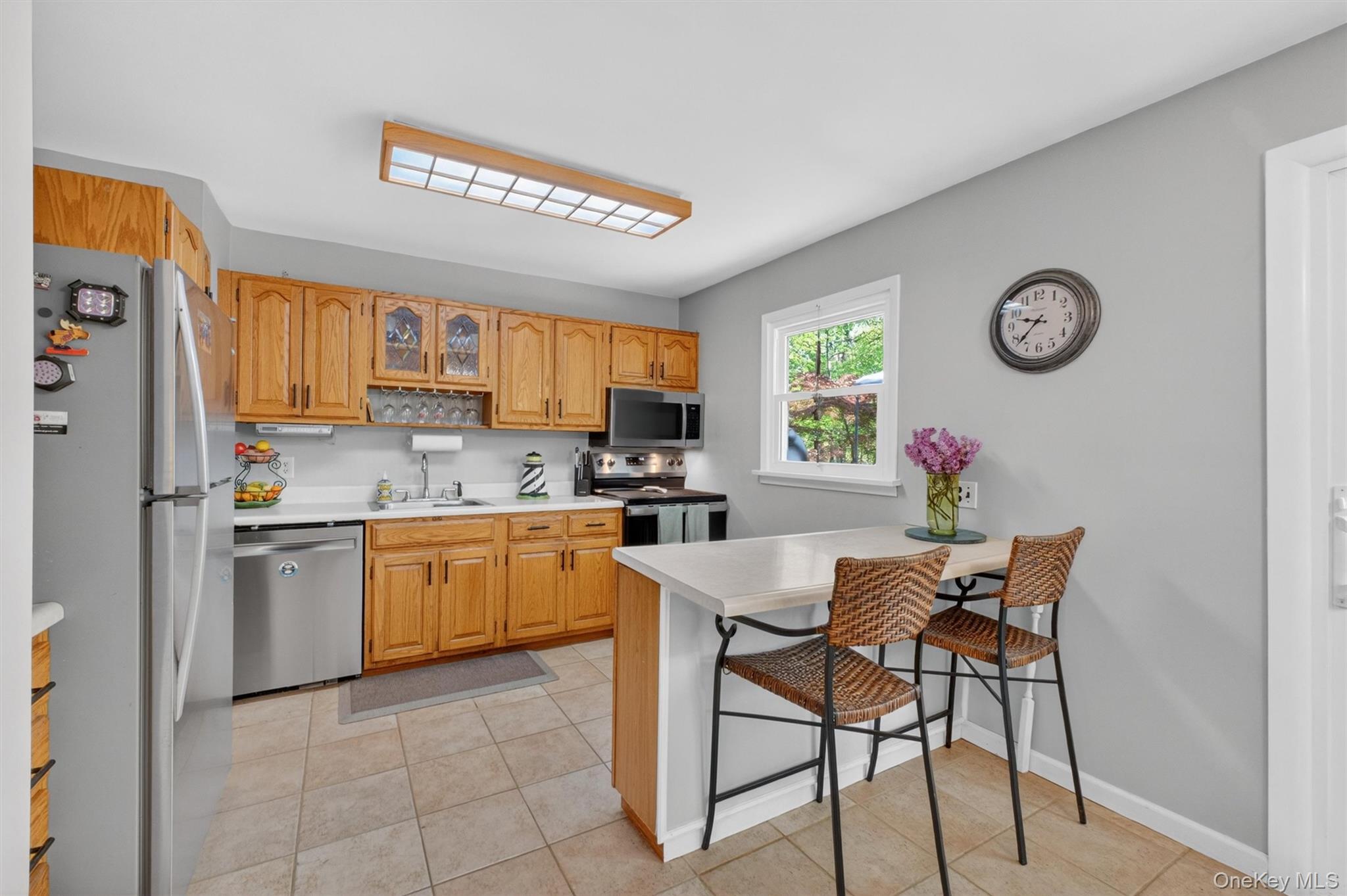 25 High Road Montrose, NY 10548 - Photo 11 of 42 Plenty of oak cabinetry with breakfast bar