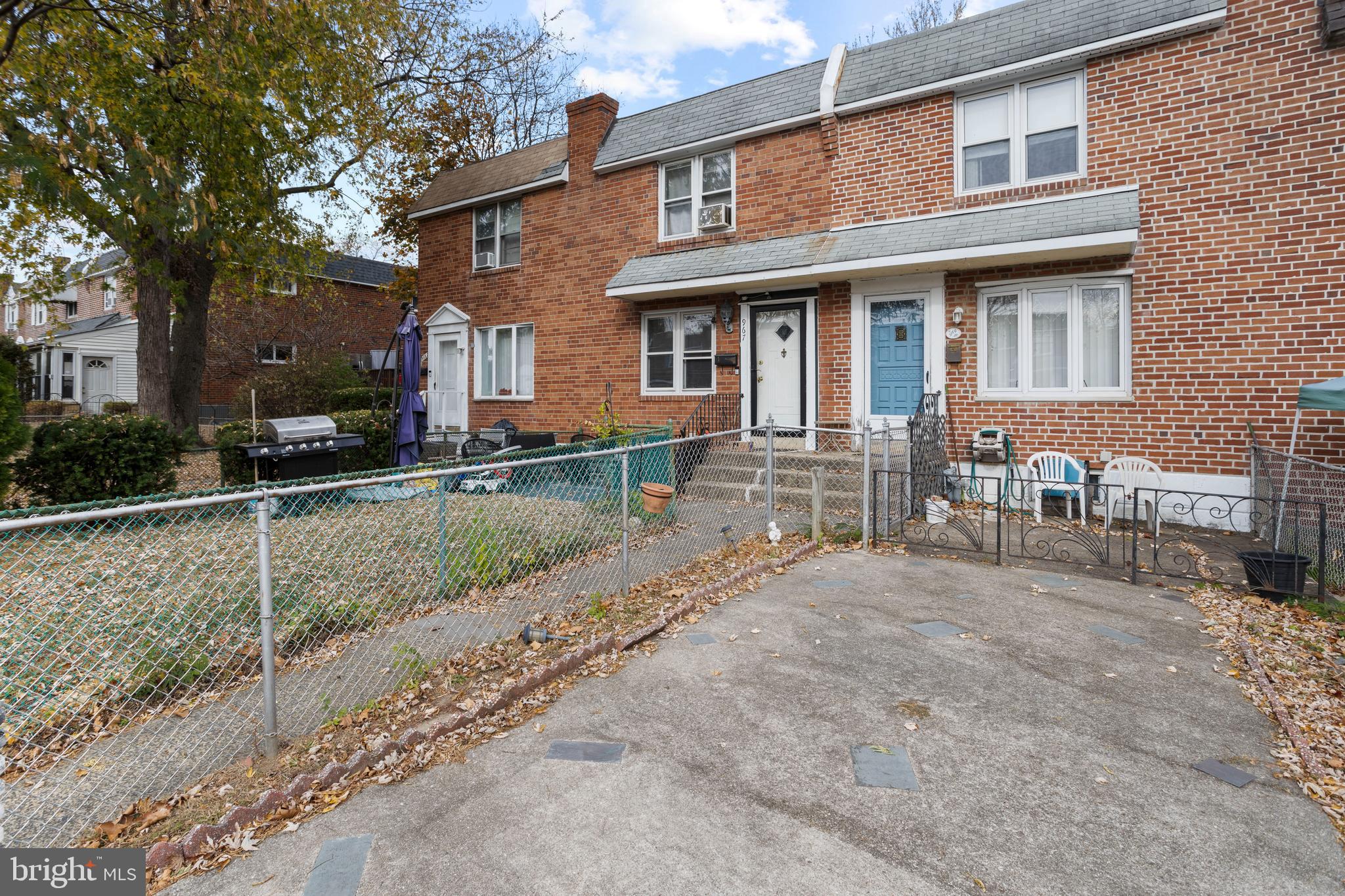 969 Grant Road Folcroft, PA 19032 - Photo 2 of 20 a front view of a house with garden