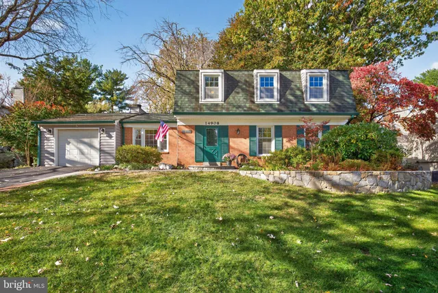 a view of a house with backyard and garden