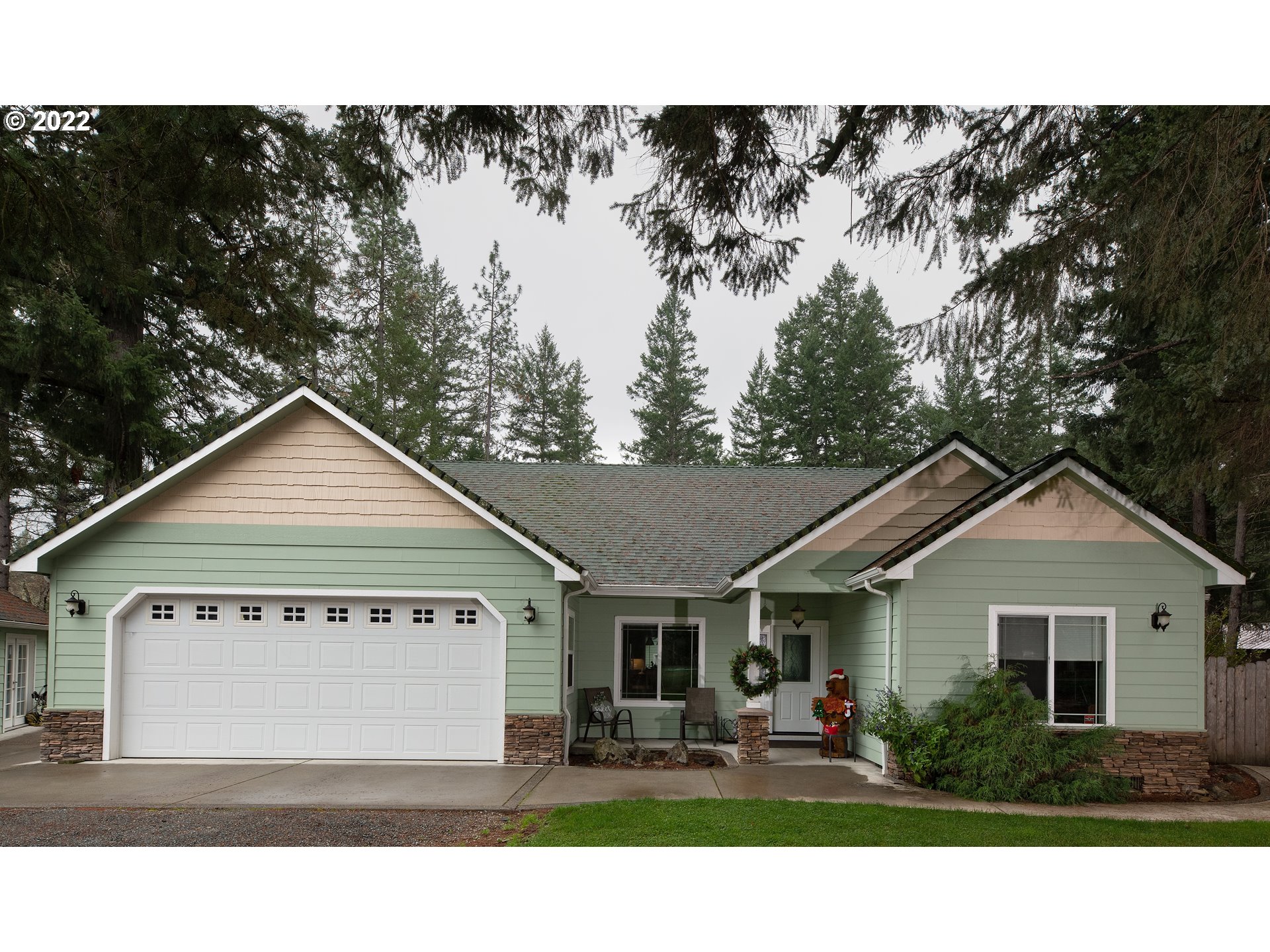 a view of a house with a yard