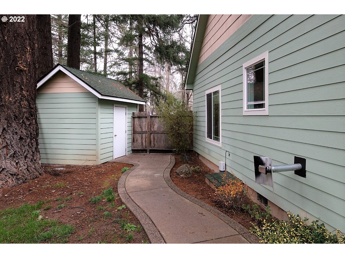235 Boyer Road Grants Pass, OR 97526 - Photo 6 of 27 a view of outdoor space and yard
