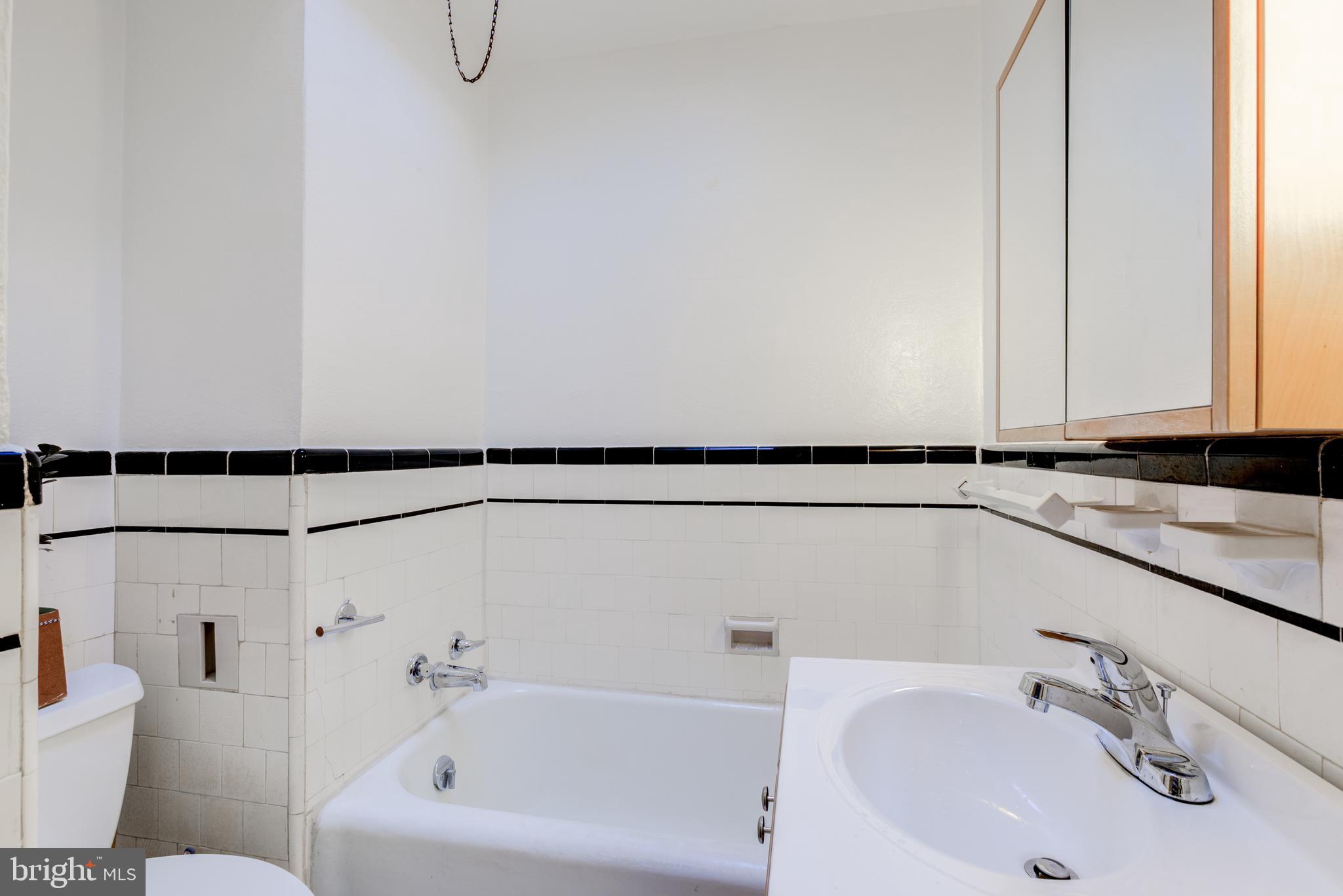 344 Margate Road Upper Darby, PA 19082 - Photo 27 of 39 Full Bathroom