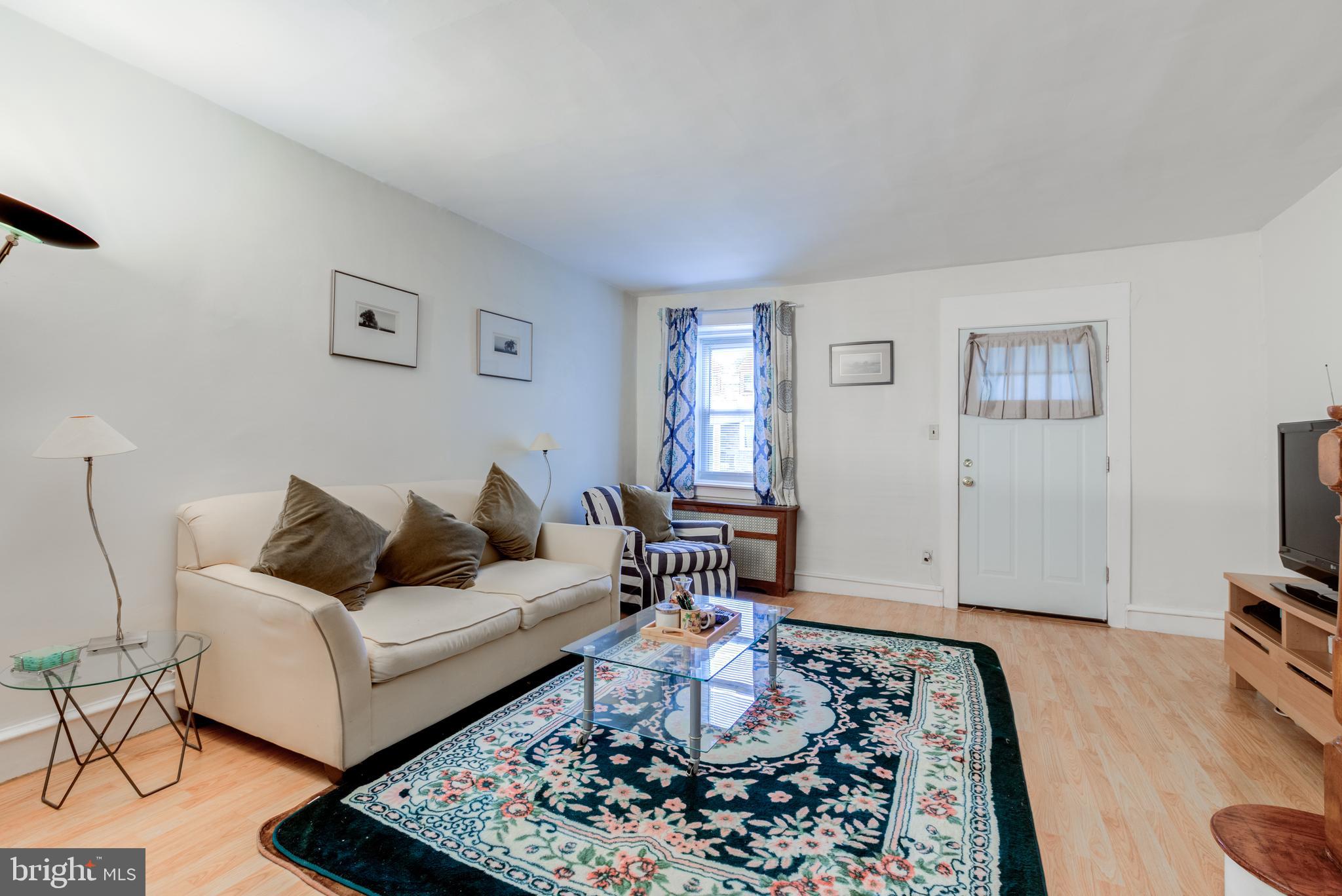 344 Margate Road Upper Darby, PA 19082 - Photo 9 of 39 Living Room