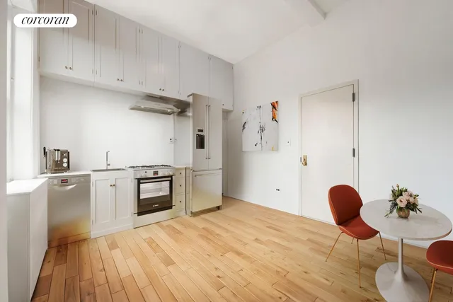 a picture of a room with a floor plan