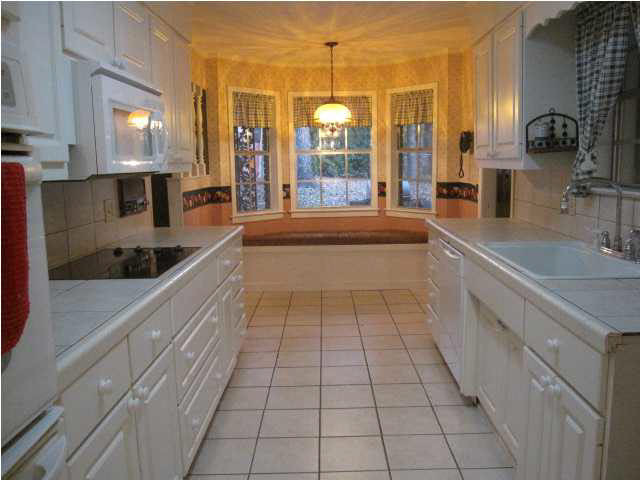 32 Crosswoods Road Brandon, MS 39042 - Photo 11 of 21 Kitchen Window Seat with storage