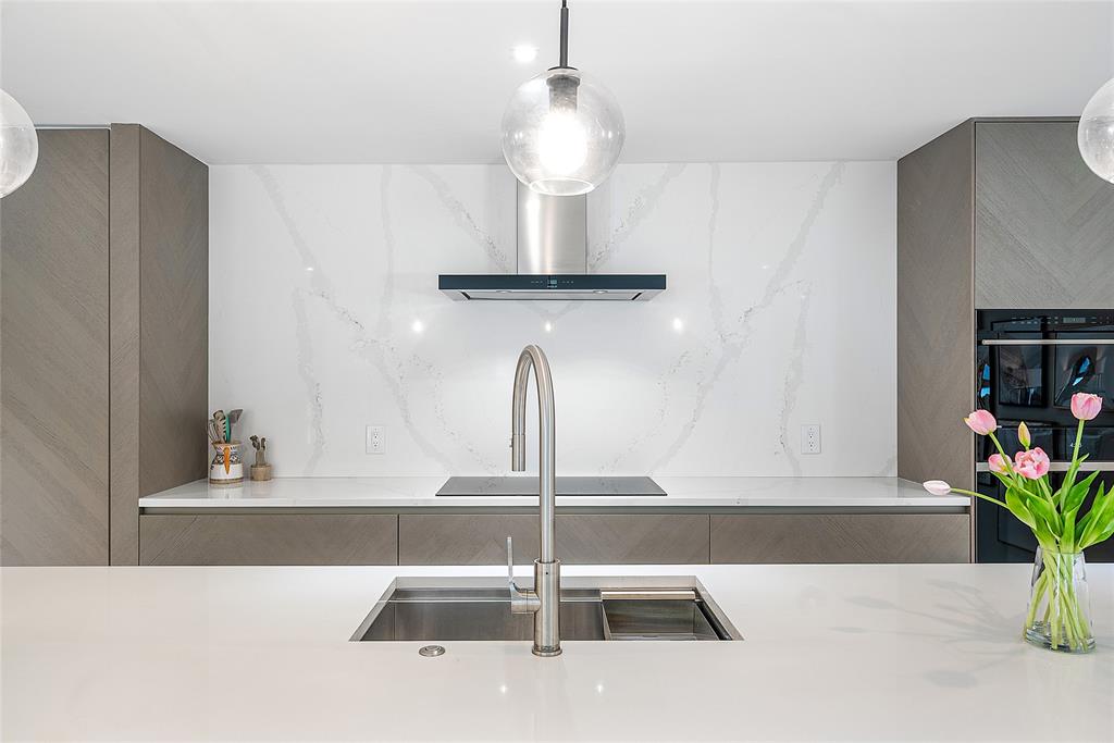 2233 Northeast 30th Court Lighthouse Point, FL 33064 - Photo 14 of 48 Features built in Wolf/Sub Zero appliances