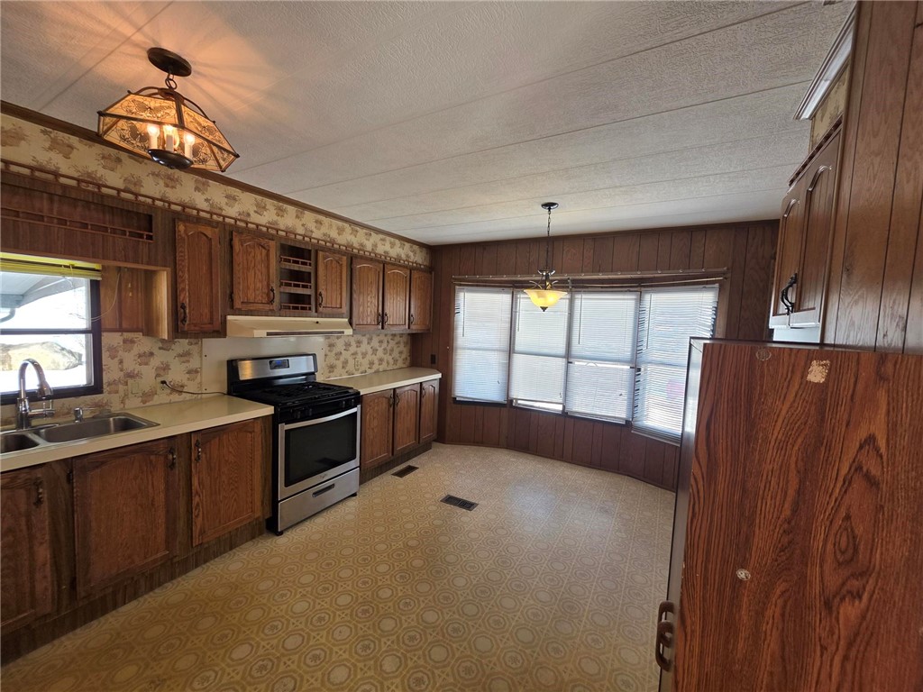 28 Lane East Coventry, RI 02816 - Photo 3 of 16