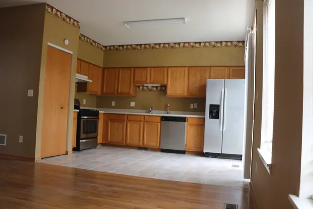 $2,400 | 379 Reston Circle, Romeoville, IL 60446