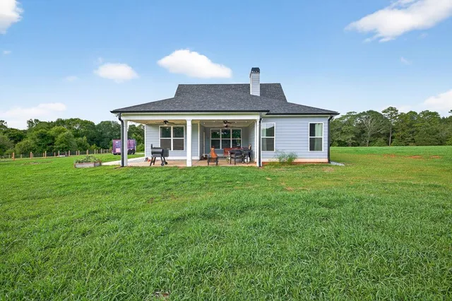 a view of a house with a yard