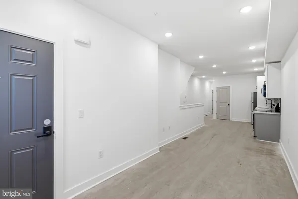 a view of a big room with a kitchen