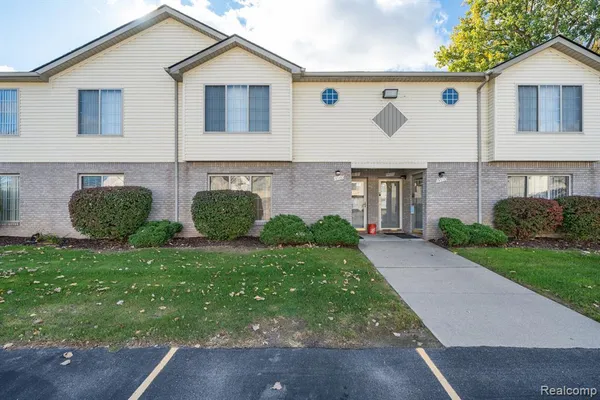 $1,300 | 19560 Spagnuolo Lane, Unit 22, Roseville, MI 48066
