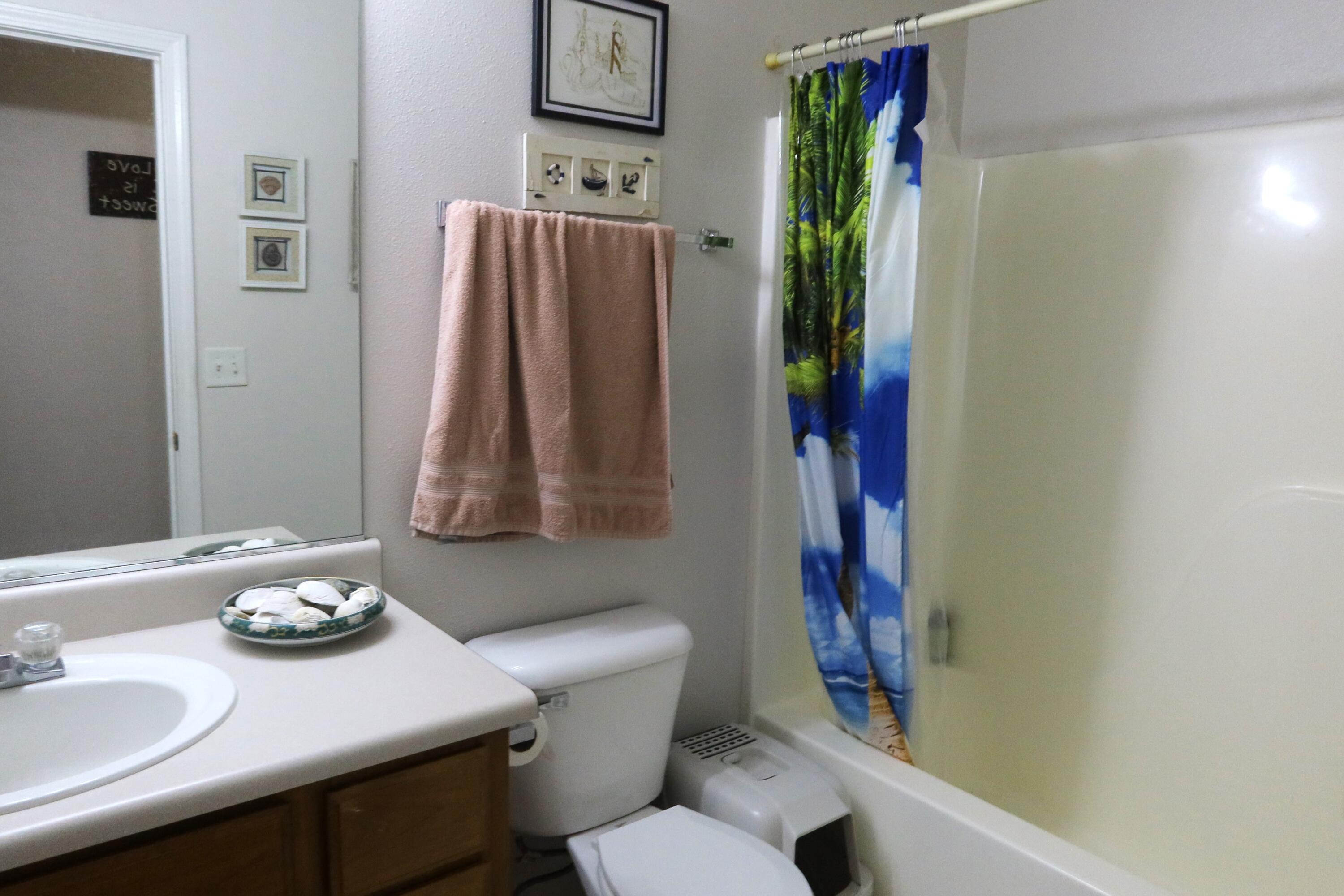 348 Sandi Way Eagle Point, OR 97524 - Photo 10 of 19 Guest Bath