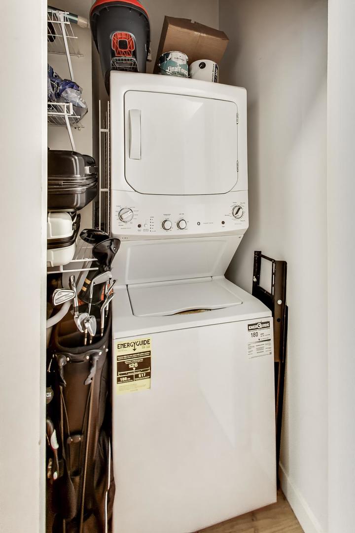 235 West Van Buren Street, Unit 2017 Chicago, IL 60607 - Photo 14 of 19 a utility room with dryer and washer