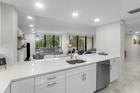 $699,000 | 7768 Lakeside Boulevard, Unit 533, Boca Raton, FL 33434