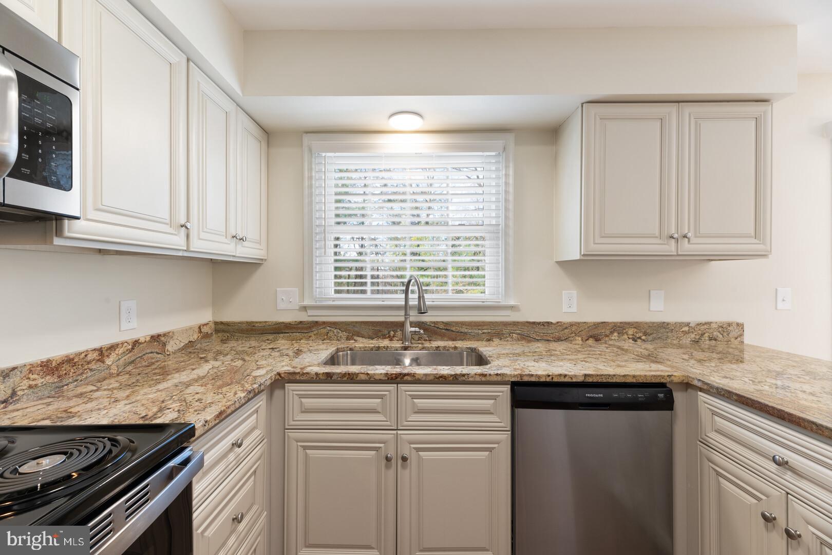 157 Peyton Road Sterling, VA 20165 - Photo 11 of 46 Granit counters and stainless appliances