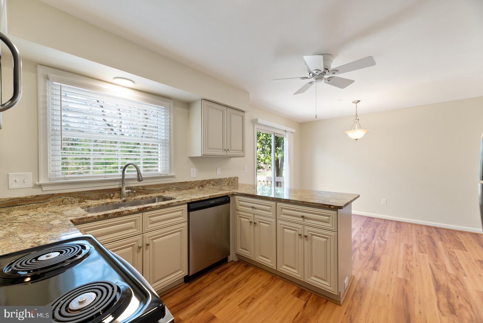 157 Peyton Road Sterling, VA 20165 - Photo 10 of 46 Updated and bright kitchen
