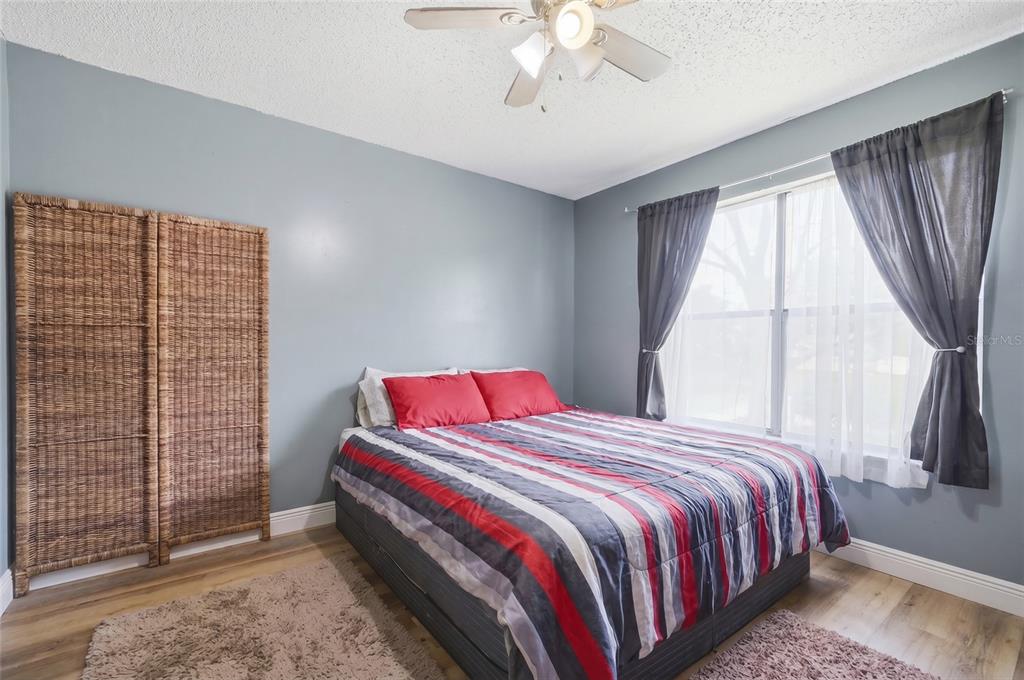 3027 Queens Gate Road Orlando, FL 32818 - Photo 25 of 34 a bedroom with a bed and a window
