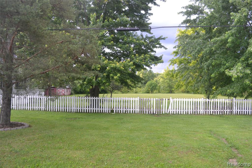 5244 Oleksyn Road Flint, MI 48504 - Photo 2 of 32
