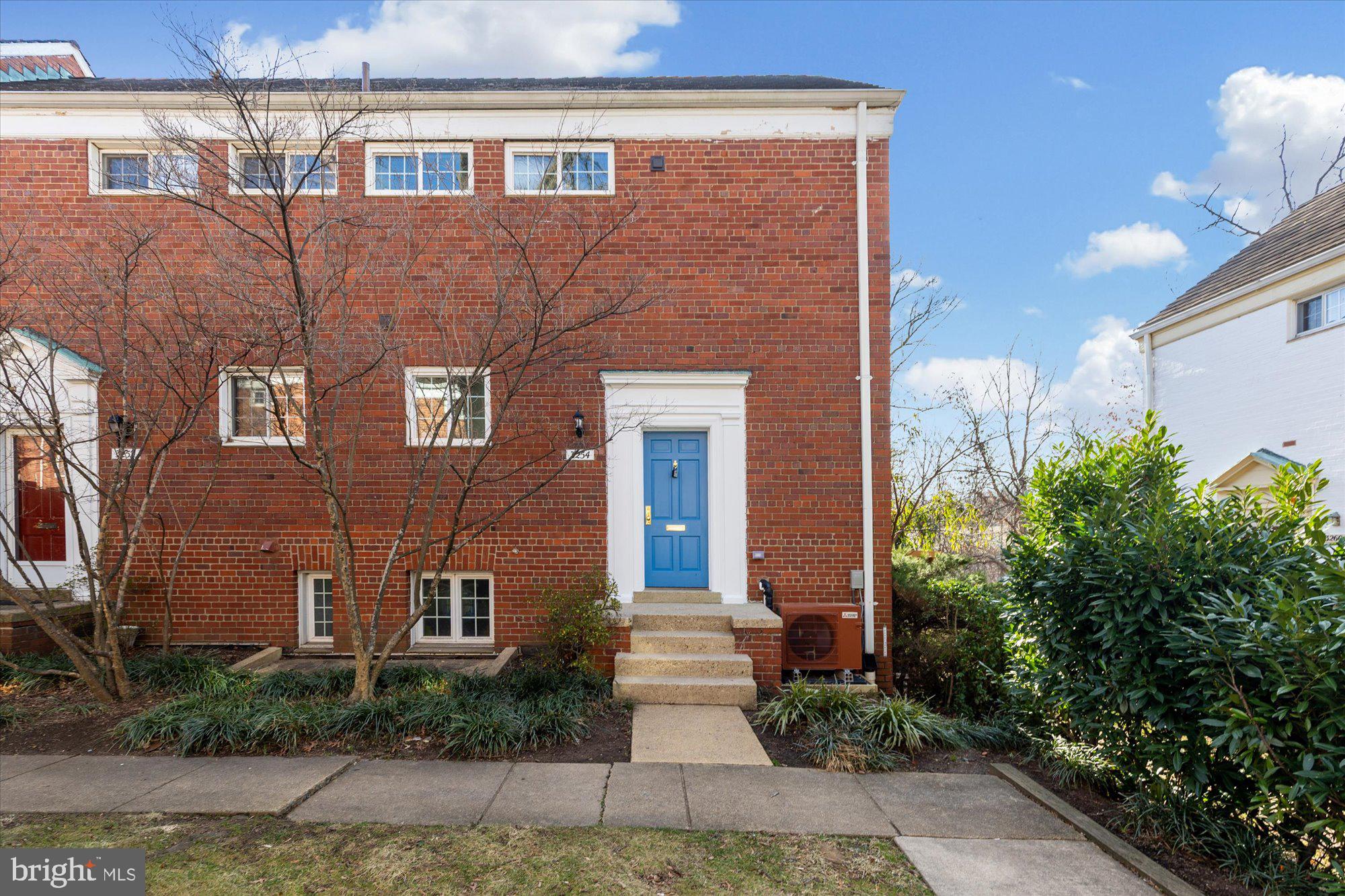 3254 Gunston Road Alexandria, VA 22302 - Photo 2 of 37 Welcome to 3254 Gunston Road in Alexandria!