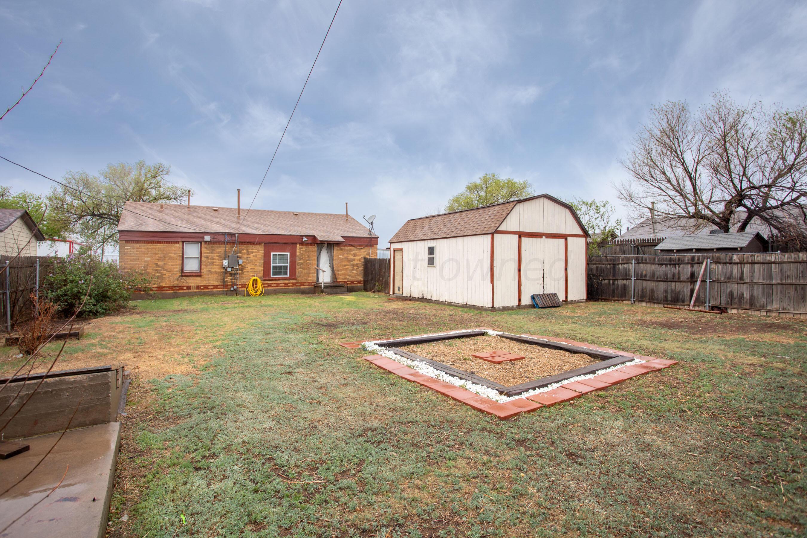 3611 South Travis Street Amarillo, TX 79110 - Photo 19 of 20 Yard to house view