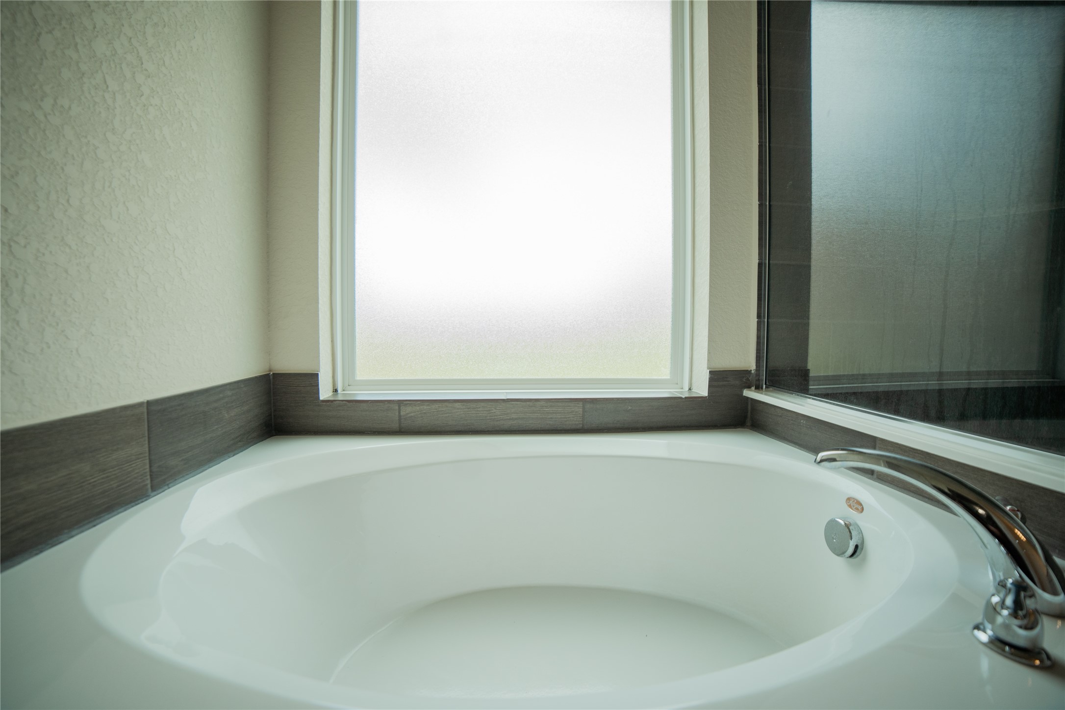3006 Tandem Court Rosenberg, TX 77471 - Photo 17 of 33 a bath tub sitting in a bathroom next to a window
