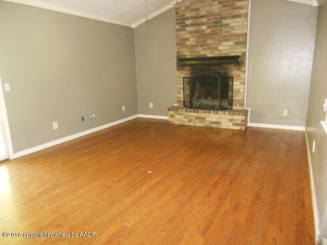 5124 Benton Drive Amarillo, TX 79110 - Photo 9 of 11 living room