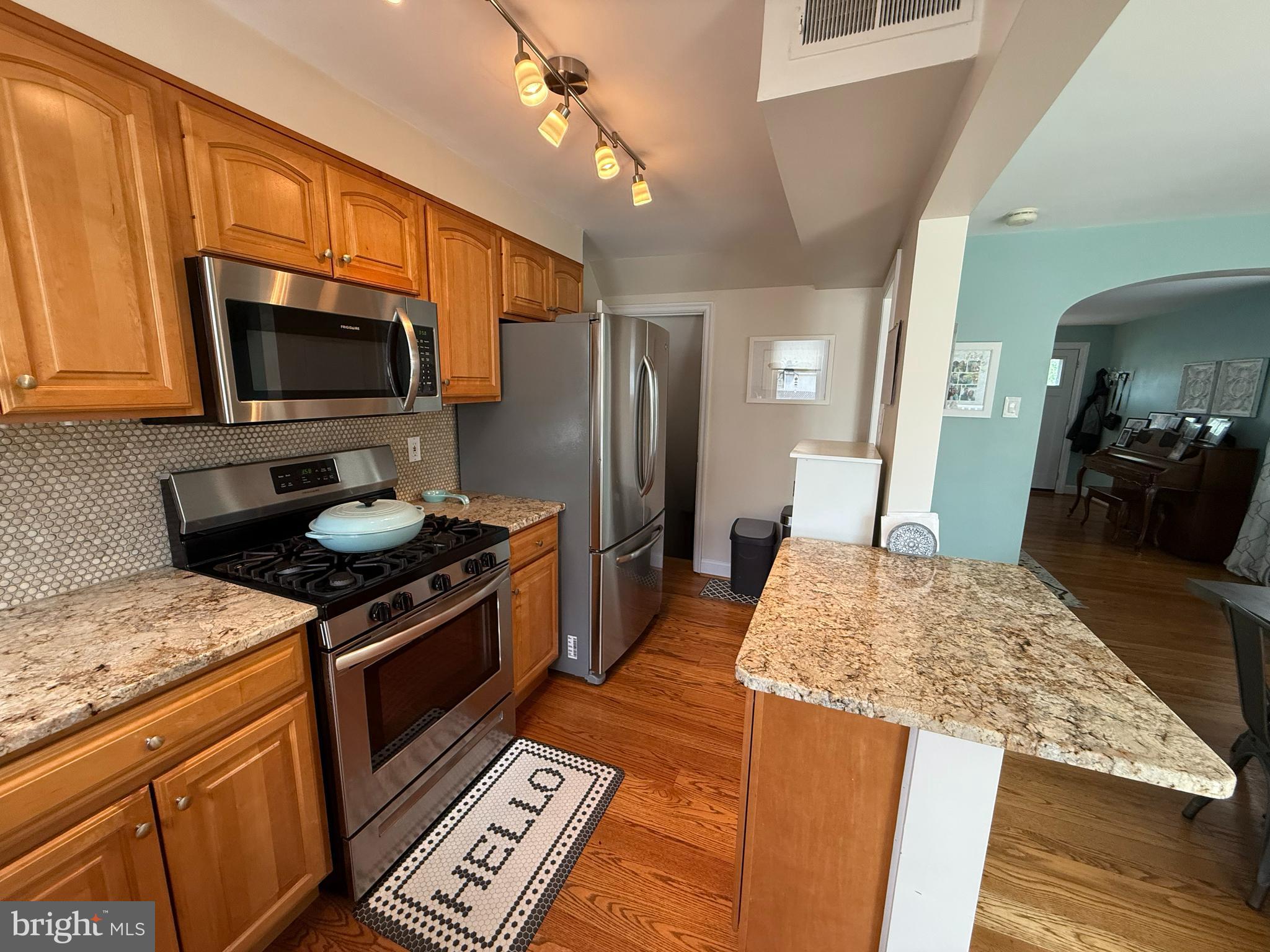 46 Woodbine Road Havertown, PA 19083 - Photo 9 of 32 Kitchen w/SS appliances