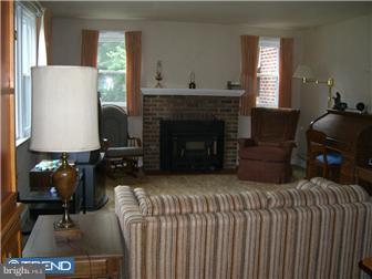 1331 Meetinghouse Road Huntingdon Valley, PA 19006 - Photo 8 of 10 Living Room