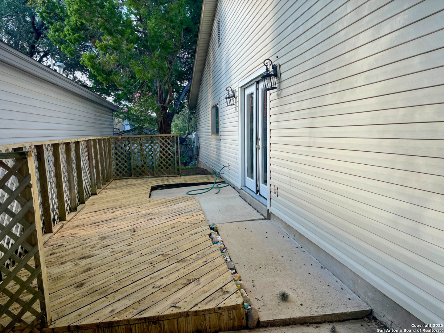 7318 Hunters Raven San Antonio, TX 78249 - Photo 15 of 18 a view of a backyard with a deck