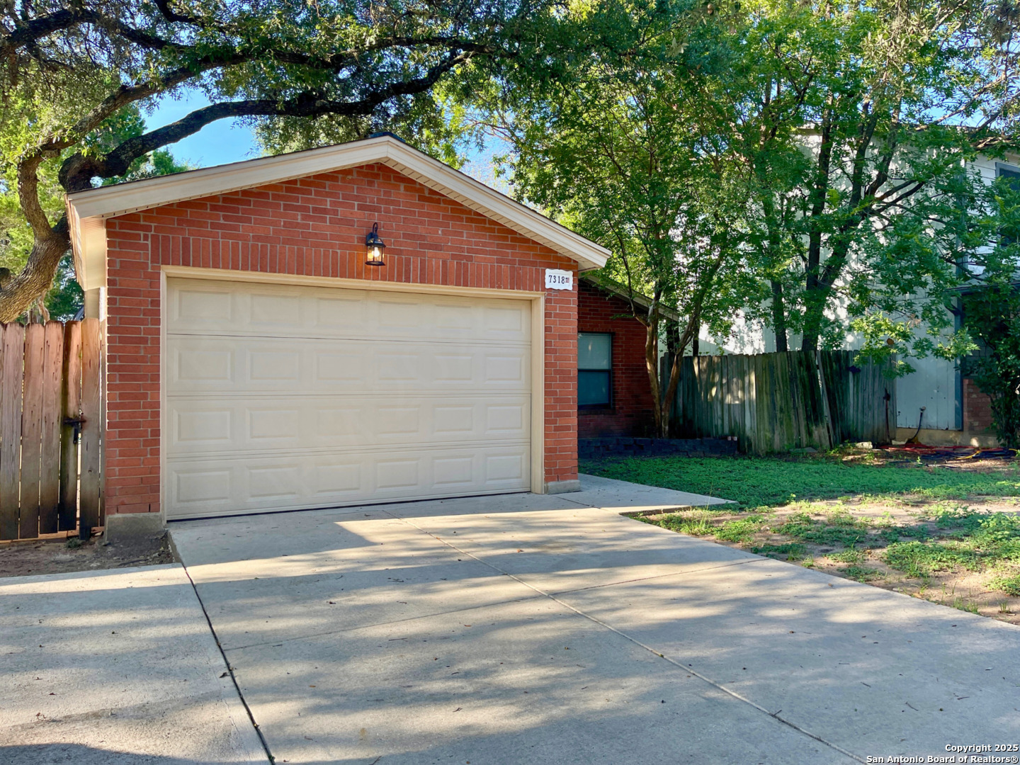 7318 Hunters Raven San Antonio, TX 78249 - Photo 4 of 18 a front view of house with yard