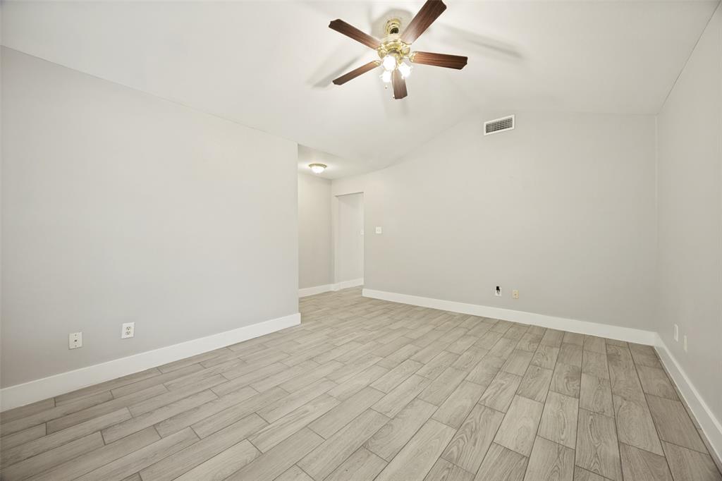 1009 Enlow Circle Commerce, TX 75428 - Photo 4 of 25