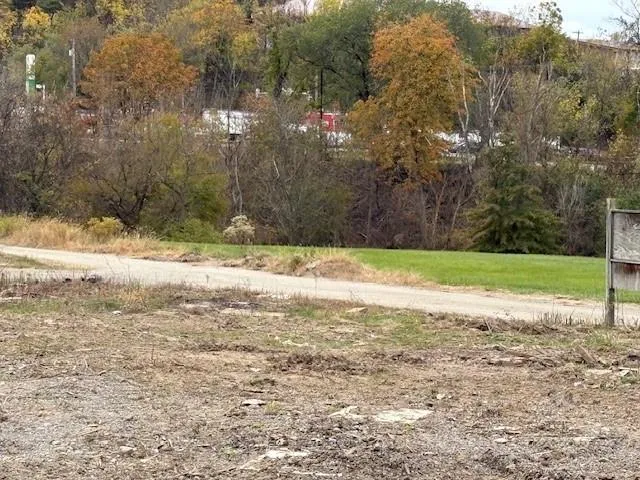 a view of a yard with a house