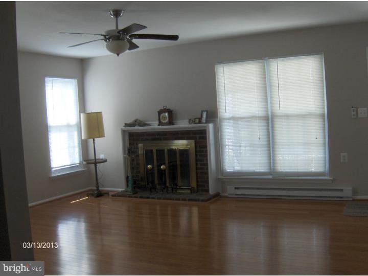 30 Stratford Road Southampton, NJ 08088 - Photo 5 of 22 Living Room